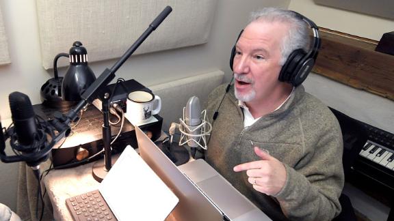 Conservative talk show host Phil Valentine dies after battle
with Covid-19, his employer says 1