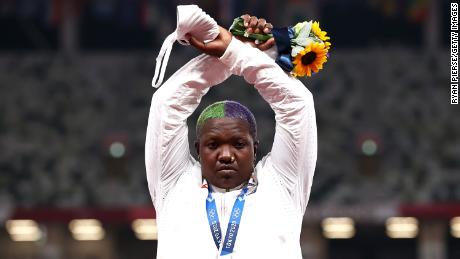 IOC suspends action on Raven Saunders' podium protest after
her mother's death 1