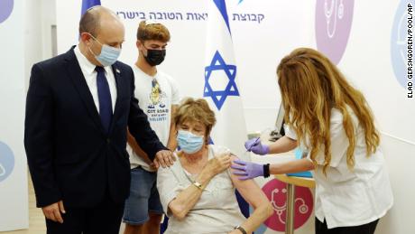 Israelis told to 'stop embracing', elderly urged to get
booster as Covid-19 cases spike 1