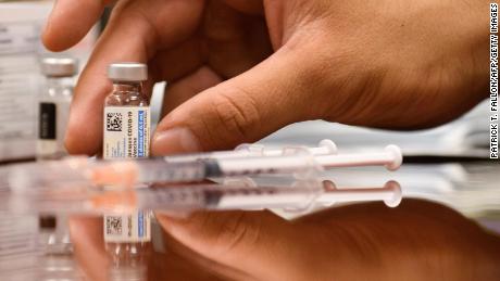 White House officials to present data that suggest waning
vaccine protection against Covid-19 in the United States 1