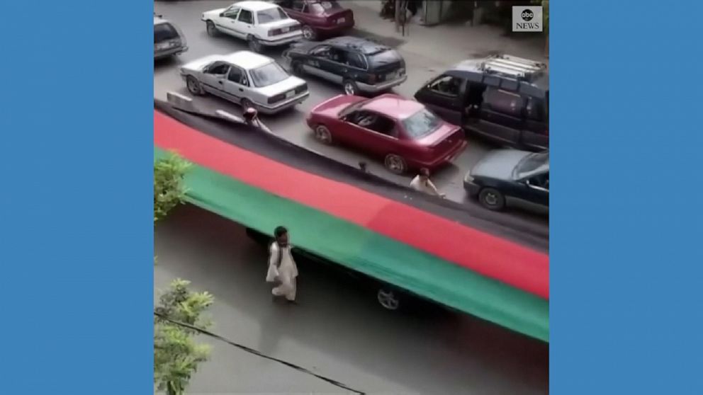 WATCH: Protesters parade national flag through streets of
Kabul 1