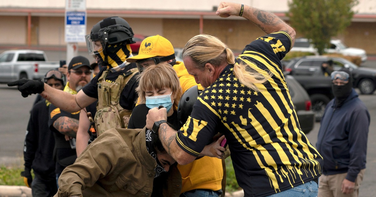 Gunfire, brawls as far-right and far-left protest groups
clash in Portland 1