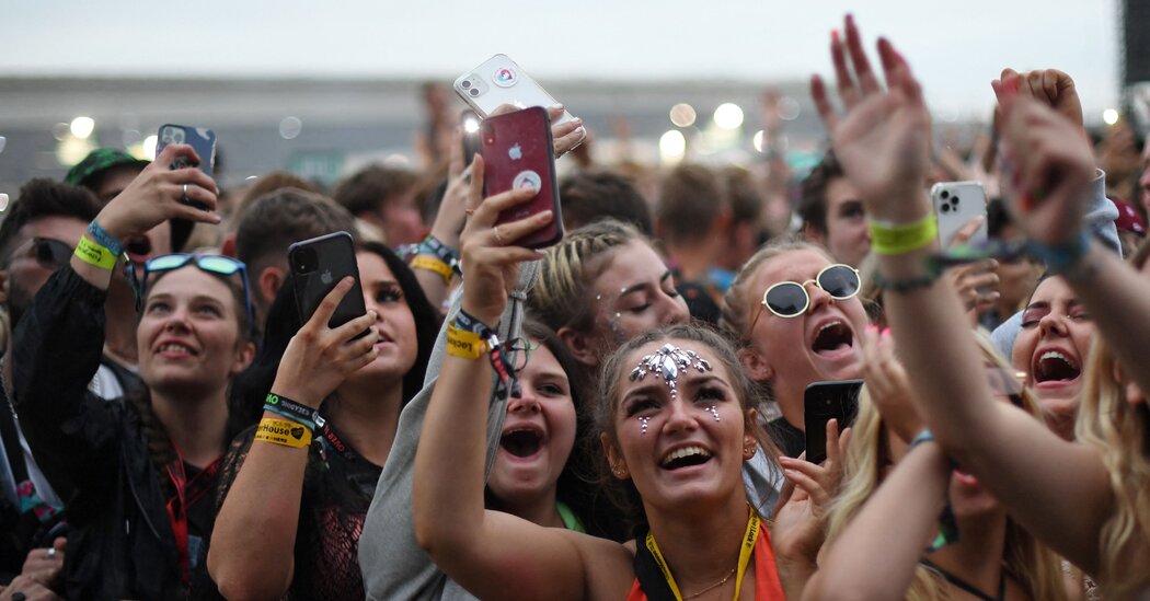 Coronavirus in UK: Britons, Unfazed by High Covid Rates,
Weigh Their ‘Price of Freedom’ 1