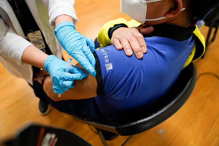United Airlines mandates Covid-19 vaccines for all
employees 1
