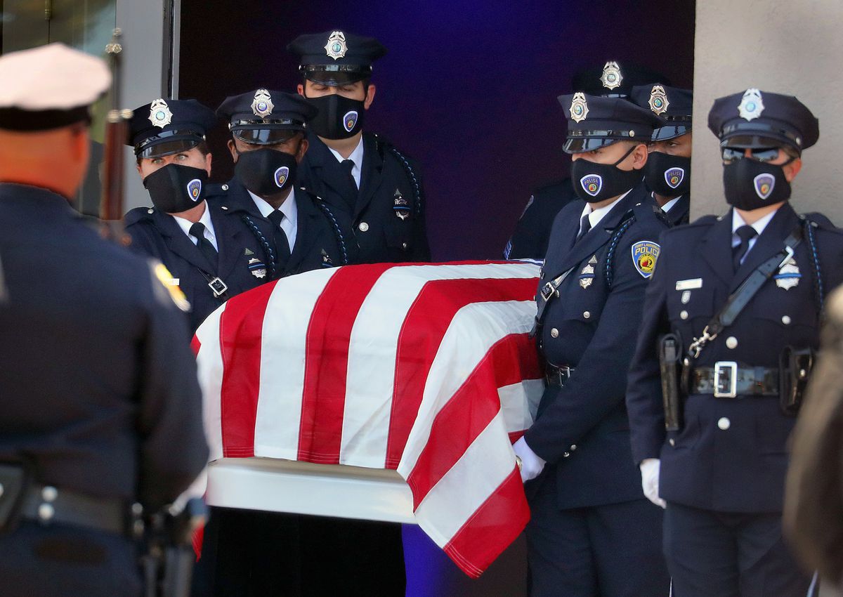 Five South Florida cops die in a single week of COVID-19:
report 1 Five South Florida cops die in a single week of COVID-19:
report 1