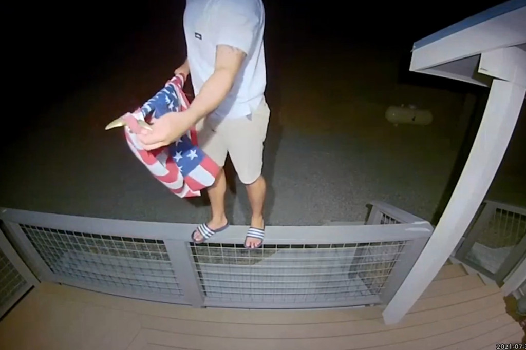 American flag untangled by patriotic Airbnb guest 1 American flag untangled by patriotic Airbnb guest 1