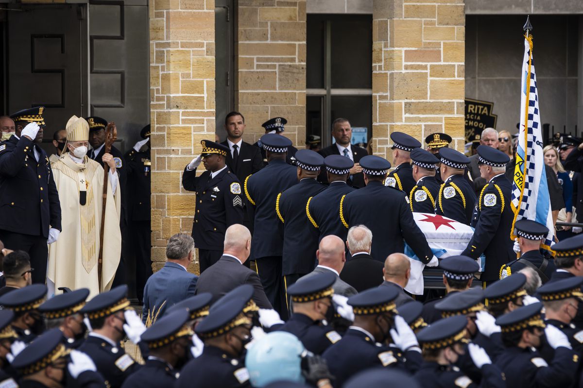 Mourners arrive to remember slain Chicago police
officer 1
