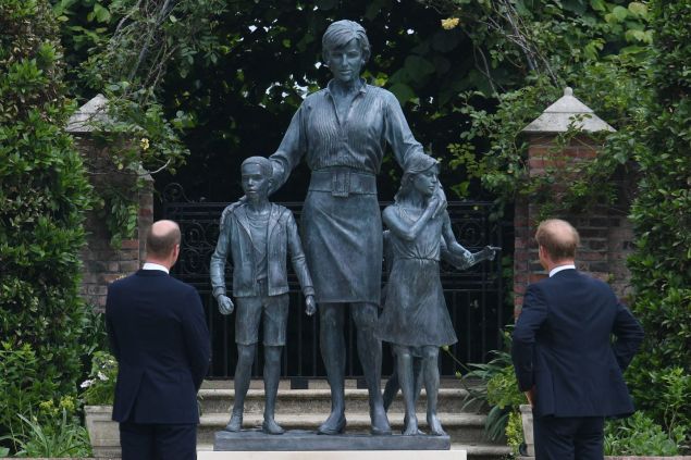 Princess Diana Statue at Kensington Palace Will Be Open to
the Public on Anniversary of Her Death 1 Princess Diana Statue at Kensington Palace Will Be Open to
the Public on Anniversary of Her Death 1
