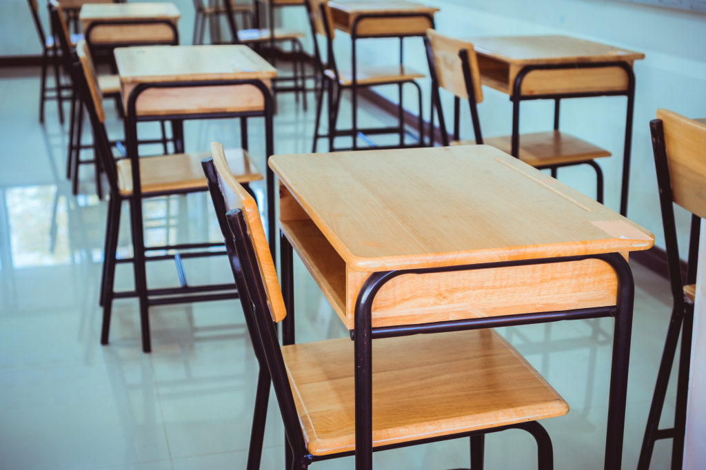 COVID-19 outbreaks close two Oakland classes 1