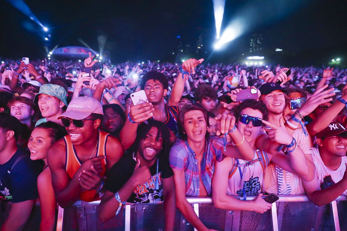 Health officials urge COVID tests for Lollapalooza goers.
Crowds were ‘literally pressed against each other, maskless,’ says
one attendee planning to get screened. 1