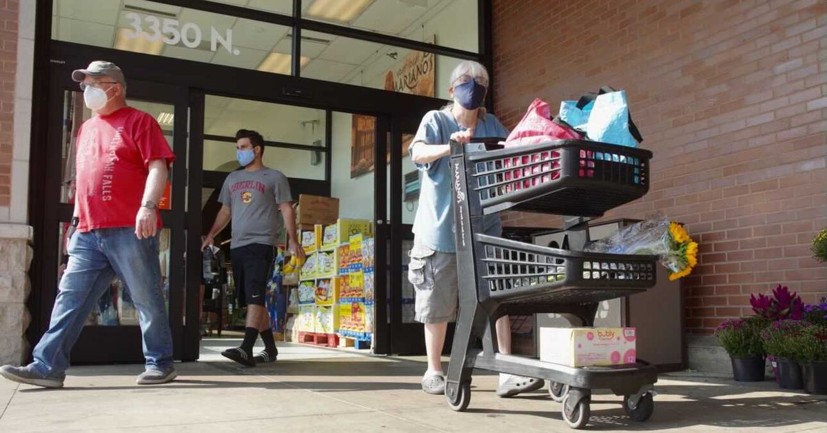 Few complaints as Chicagoans required to mask up -
again 1
