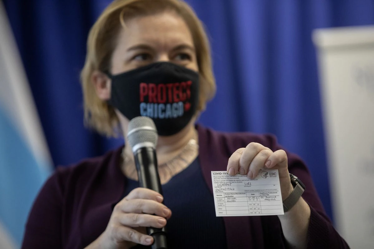 Chicago mandates masks indoors as new COVID-19 cases top 400
a day; no plans for state to follow suit 1 Chicago mandates masks indoors as new COVID-19 cases top 400
a day; no plans for state to follow suit 1