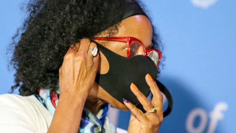 Boston’s new indoor mask mandate takes effect Friday. Here’s
where it does — and doesn’t — apply. 1