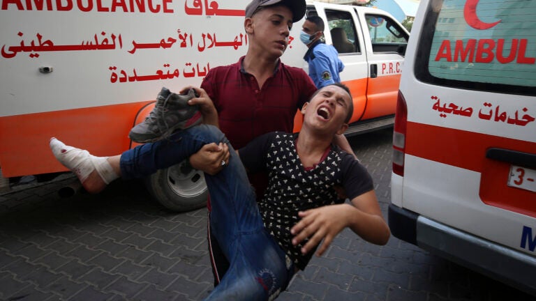 Israel strikes Gaza after violent protests along
border 1
