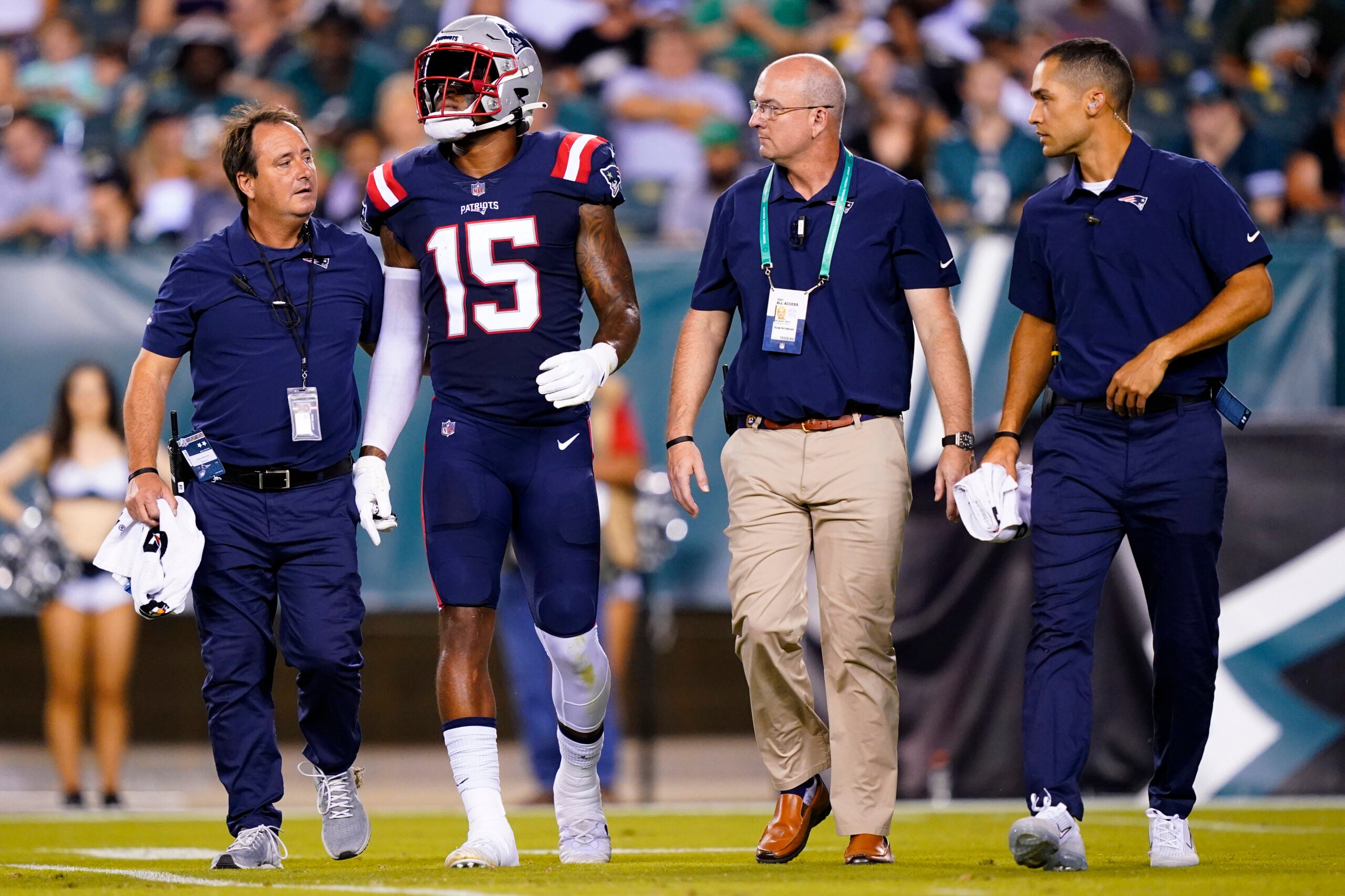 N’Keal Harry injury: Patriots WR hurt diving for pass,
leaves the game 1
