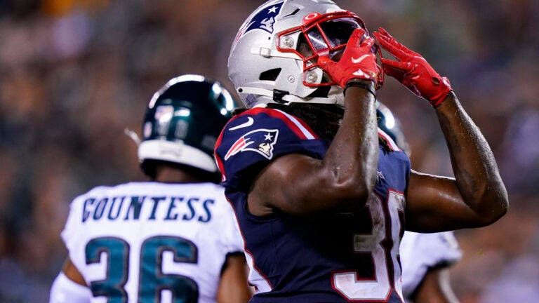 Newton, Jones star at QB for Patriots in 35-0 rout of
Eagles 1