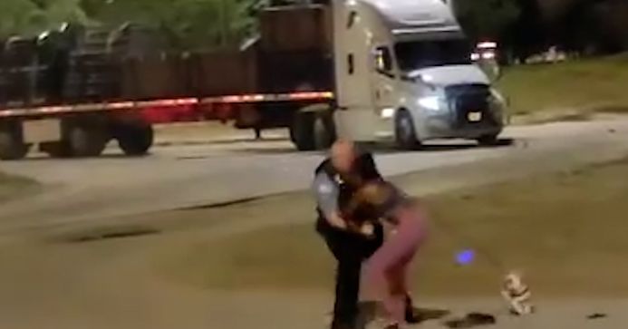 COPA investigating physical encounter between white CPD
officer, Black woman captured on viral video 1