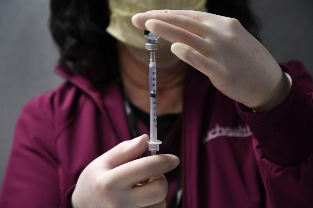 Denver City Council approves $400 bonuses for staff that met
COVID-19 vaccine mandate deadline 1
