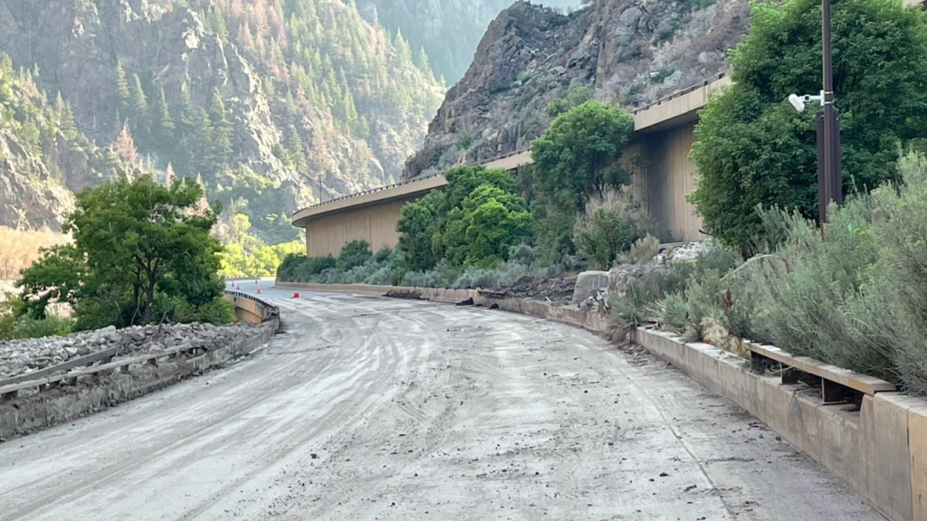 CDOT closes, quickly reopens I-70 in Glenwood Canyon after
flash flood threat 1