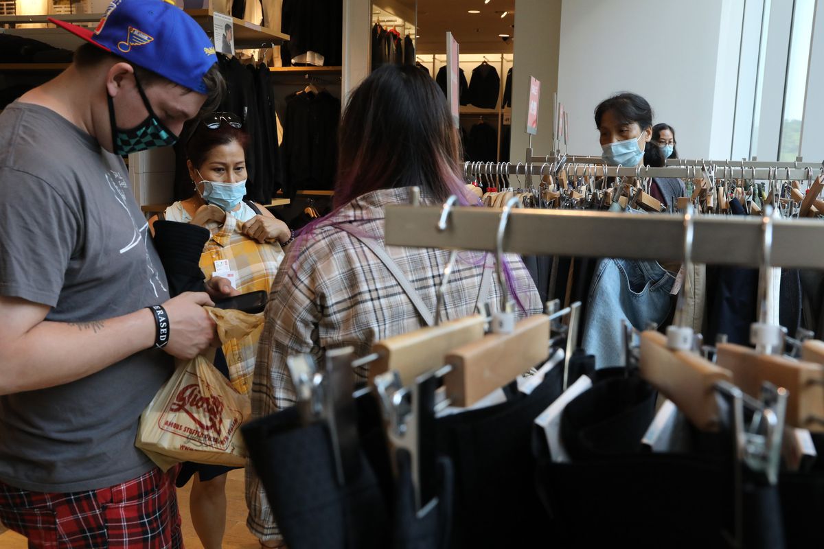 Chicago businesses tasked with enforcing mask mandate say
it’s better than checking vaccine cards, or new capacity
restrictions 1 Chicago businesses tasked with enforcing mask mandate say
it’s better than checking vaccine cards, or new capacity
restrictions 1