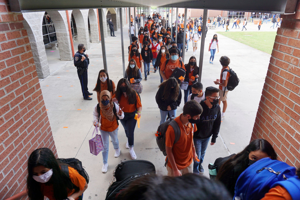 Texas schools drop ban on mask mandates amid court
challenges 1