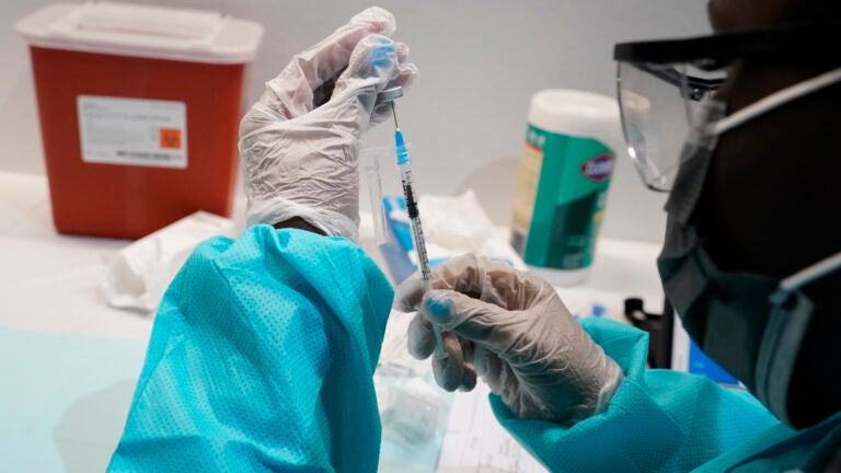 US health officials call for booster shots against
COVID-19 1