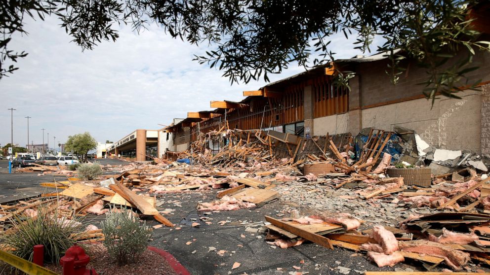 Las Vegas grocery storefront collapses at opening, injures
4 1