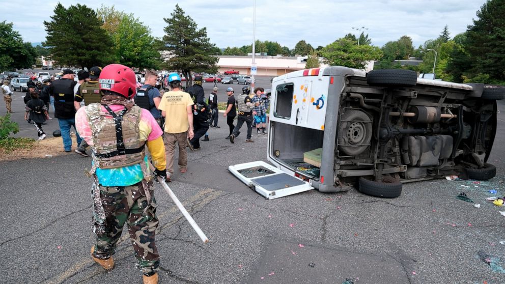 Protesters clash in Portland after opposing
gatherings 1