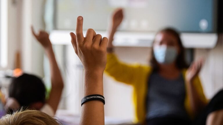 An elementary school teacher took off her mask for a
read-aloud. Within days, half her class was positive for
delta. 1