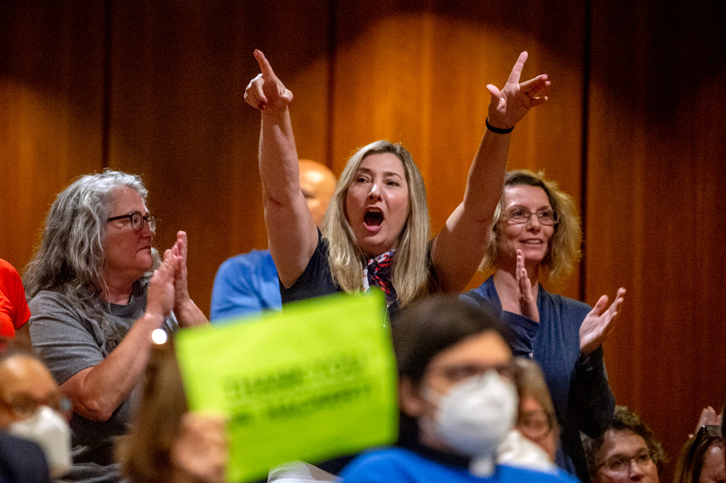US parents divided on school mask mandates, poll
finds 1