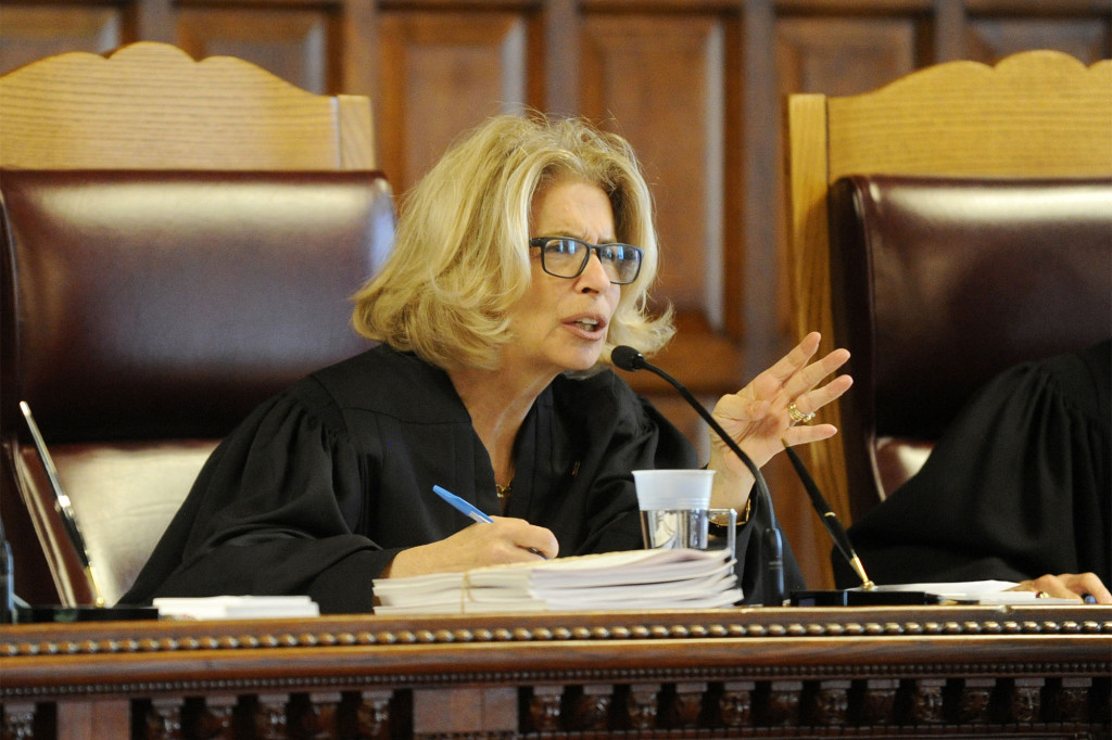 Union leader for NY court officers suspended amid spat with
judge over COVID-19 vaccine mandates 1