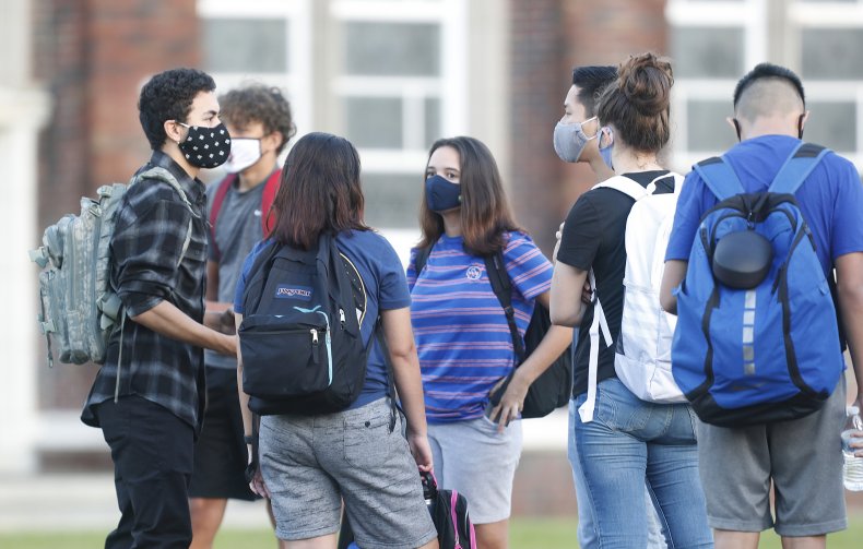 Four Teachers in School District Defying DeSantis' Mask Ban
Die From COVID on Nearly Same Day 1