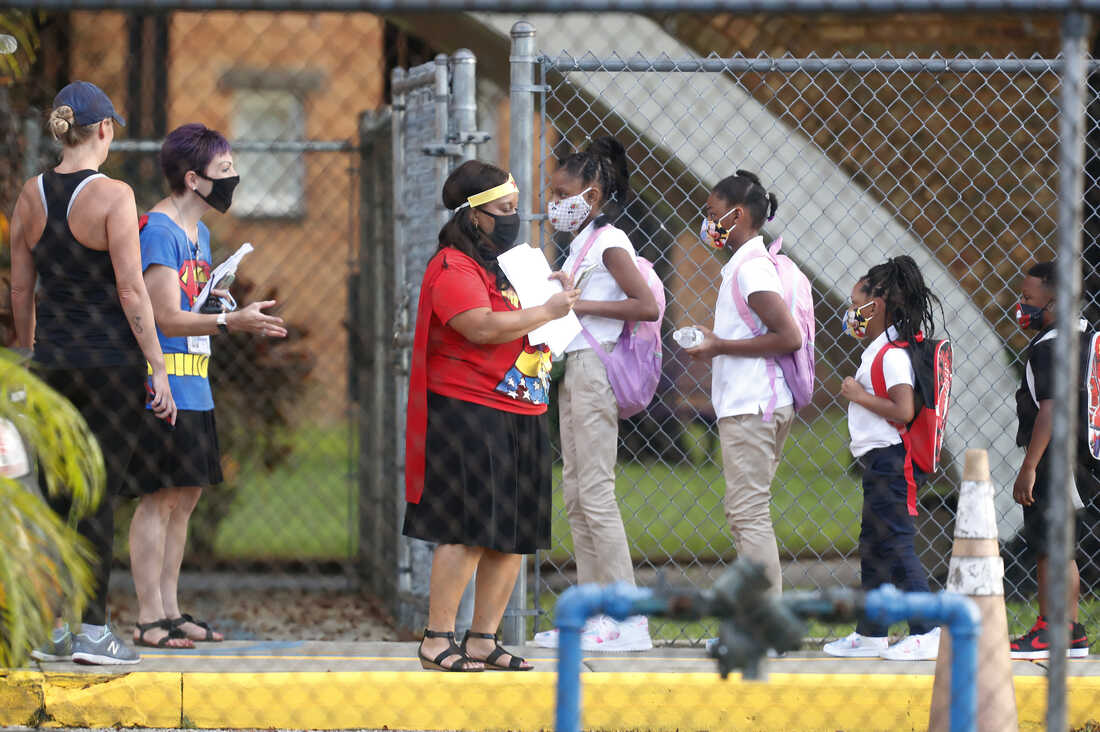 Some Florida School Districts Will Require Masks. The
Governor May Cut Their Funding 1