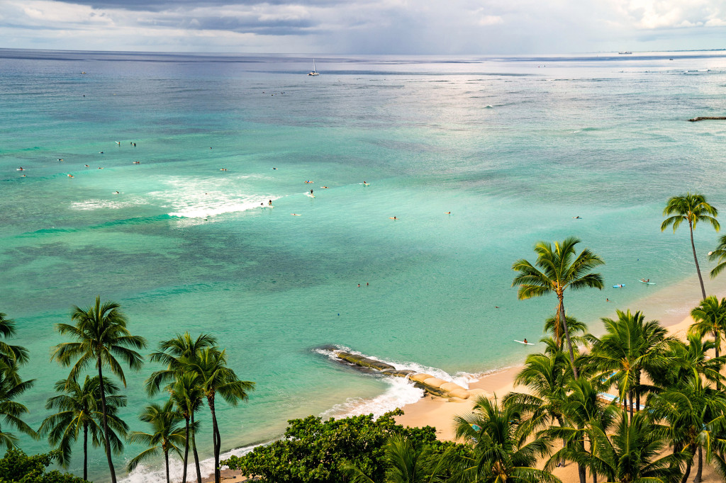 Hawaii governor asks tourists not to visit amid COVID surge,
threatens lockdown 1