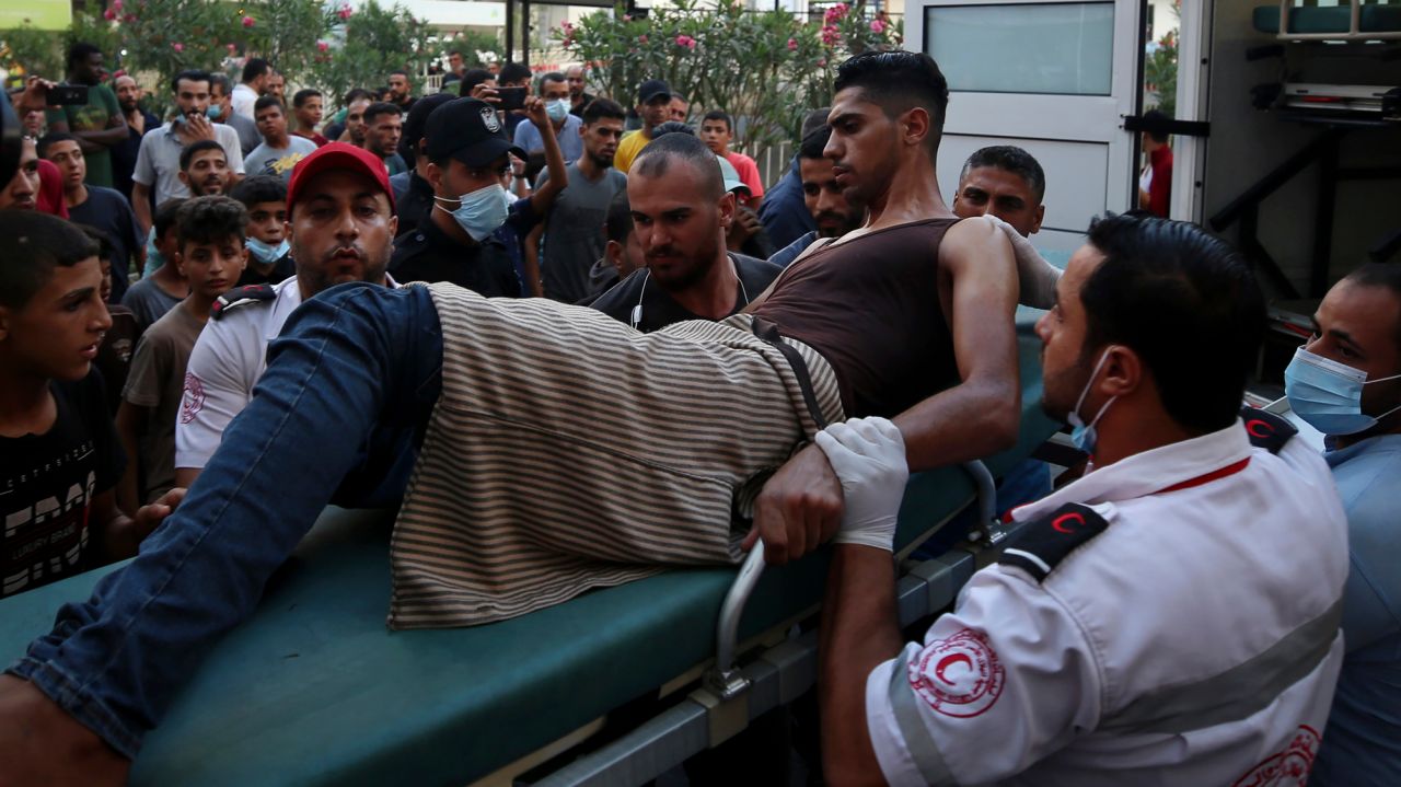 Israel strikes Gaza after violent protests along
border 1