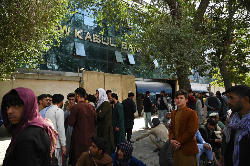 Hundreds of Afghans protest outside Kabul bank amid cash
restrictions 1
