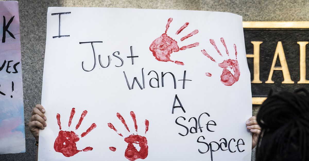 Some cops to stay in schools that voted them out until CPS
finalizes contract with police department 1