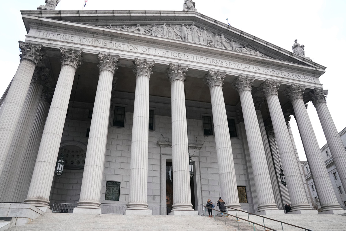 Biden and fellow Dems are openly flouting the law — to
please crackpot socialists 1