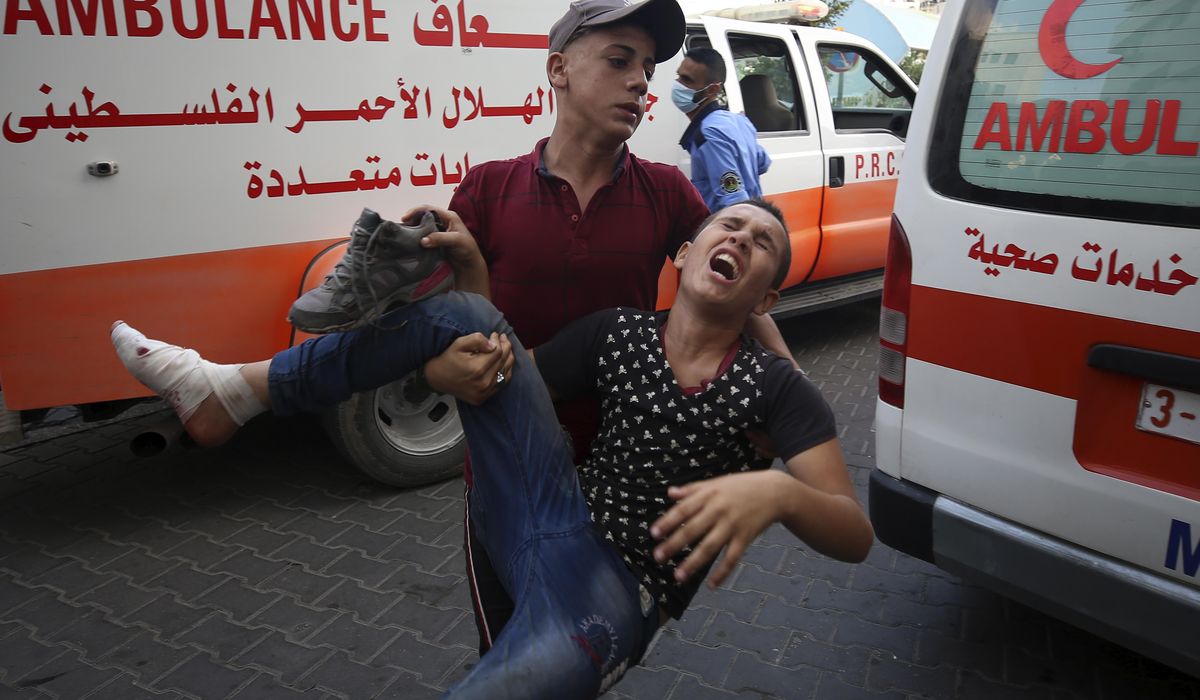 Israel strikes Gaza after violent protests along
border 1