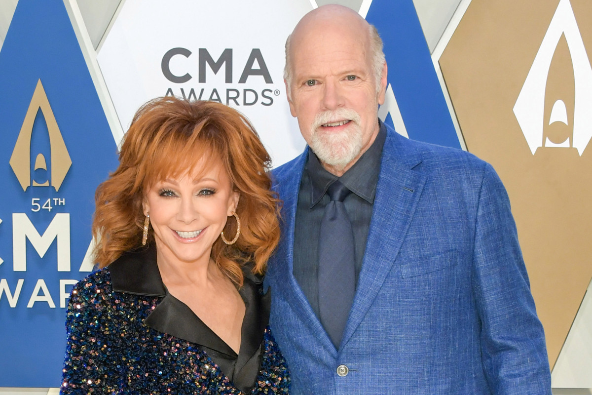Reba McEntire and her boyfriend got coronavirus after being
vaccinated 1