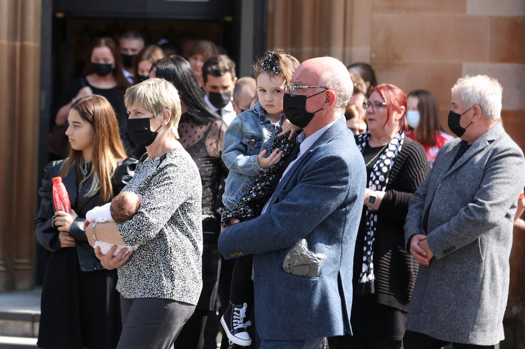 Newborn baby carried behind the coffin of unvaxxed mom who
died of COVID-19 1