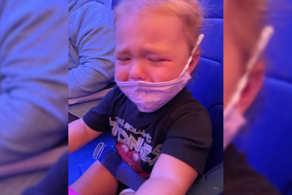 Mom claims flight attendant told her to ‘glue’ mask to
toddler’s face 1