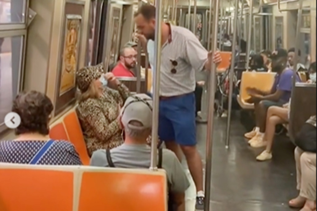 Maskless subway ‘jerk’ tangles with female NYC straphanger
in vid 1