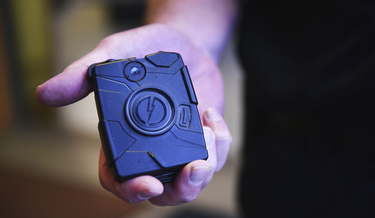 Border agents, officers start using body cameras 1