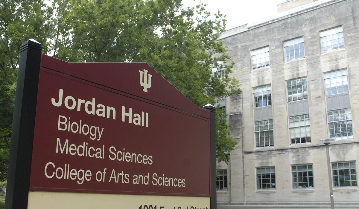Indiana University students ask Supreme Court to block
COVID-19 vaccine mandate 1
