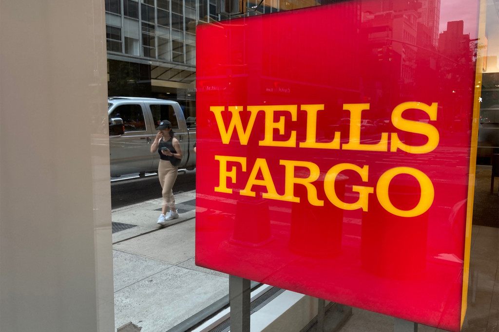 Wells Fargo backtracks, says it will keep personal credit
lines open 1