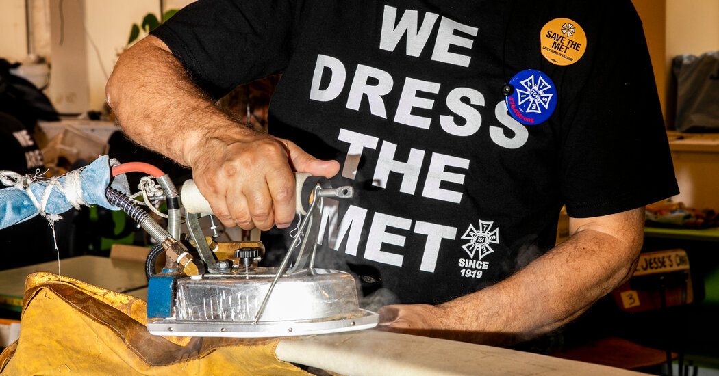 The Met Opera Races to Reopen After Months of Pandemic
Silence 1 The Met Opera Races to Reopen After Months of Pandemic
Silence 1