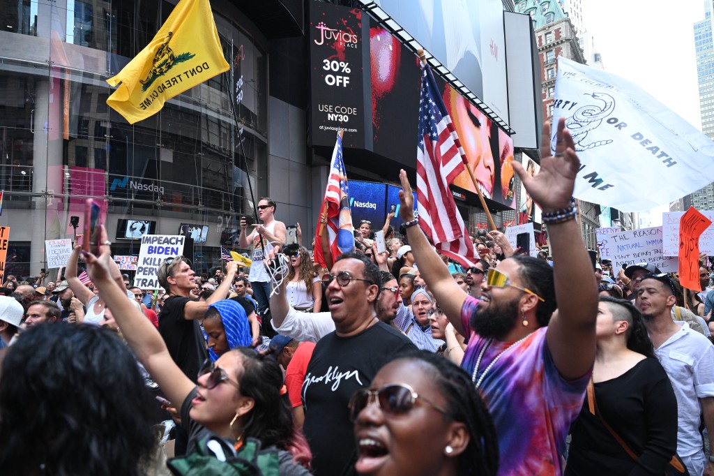 Times Square stormed by anti-vaxxers protesting in
NYC 1