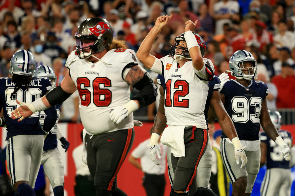 Tom Brady leads last-minute drive as Buccaneers drop Cowboys
in wild NFL opener 1