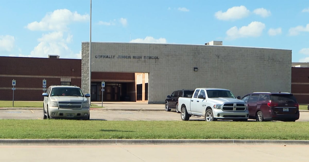 Texas school district closes after 2 teachers die of
Covid-19 1